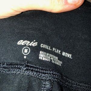 AERIE CHILL BLACK CROPPED LEGGINGS SZ M